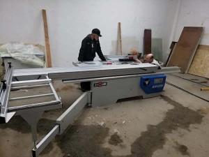 В РК г. Караганда поставлен и введен в эксплуатацию станок: Форматно-раскроечный станок MJ6132YII, FM300S пылеулавливающее устройство, MF515B кромкооблицовочный станок