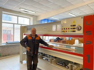 В РК г. Семей, поставлен и введен в эксплуатацию Гидравлический горячий пресс, Мембранно-вакуумный пресс